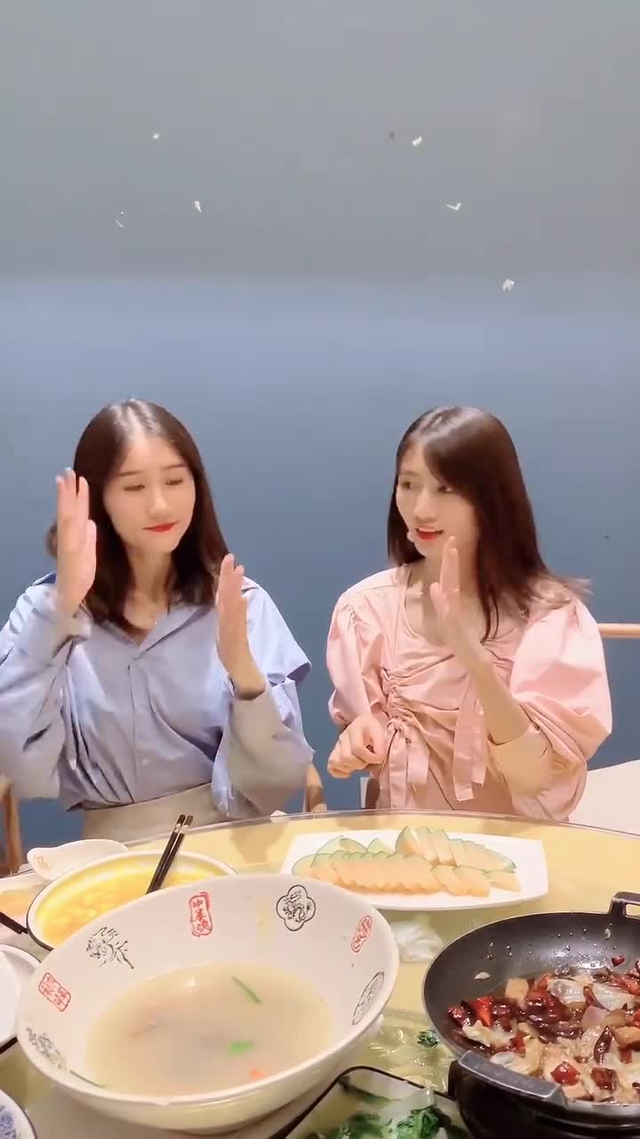 我有一个吃货闺蜜的时候不管身边有什么好吃的始终我都跟她抢不上|娱乐,综艺,明星_新浪新闻