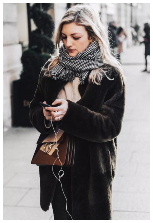 卫衣搭配围巾,不仅能够显瘦,同时还可以呈现一种很干练的感觉,这种