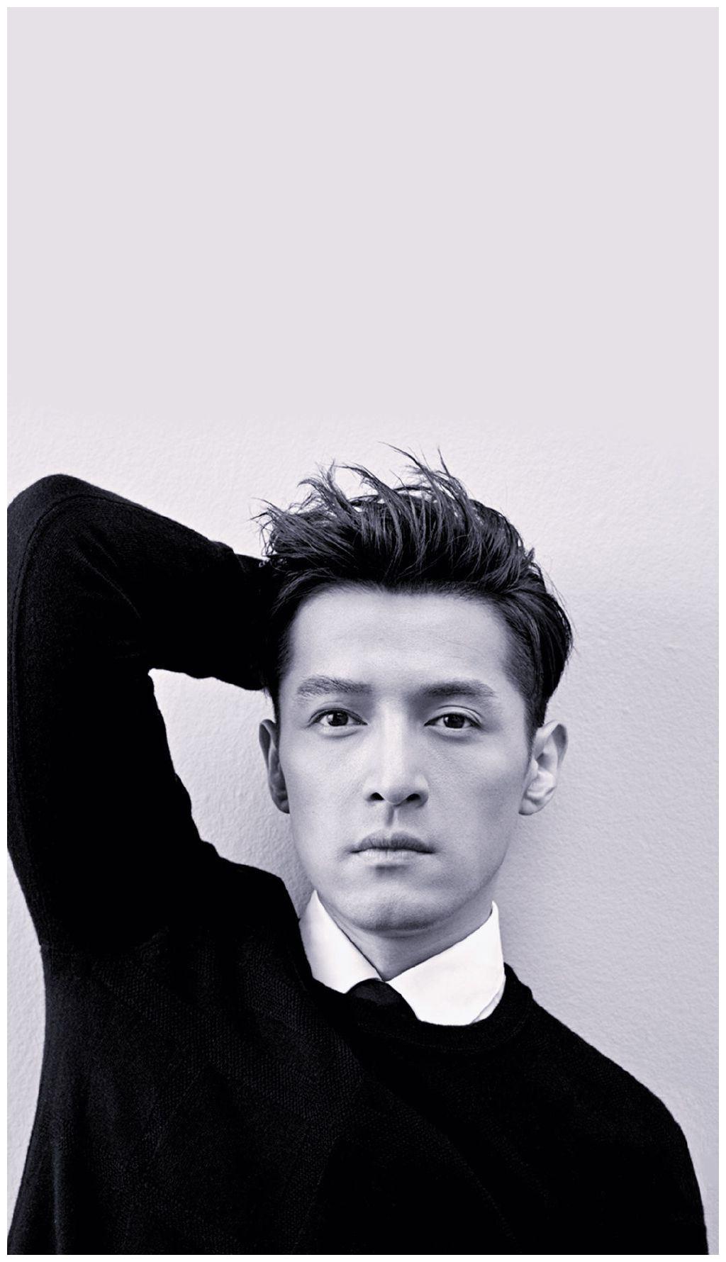 胡歌久违露面,梳背头,穿白衬衫,帅气有型,一直就受人喜欢