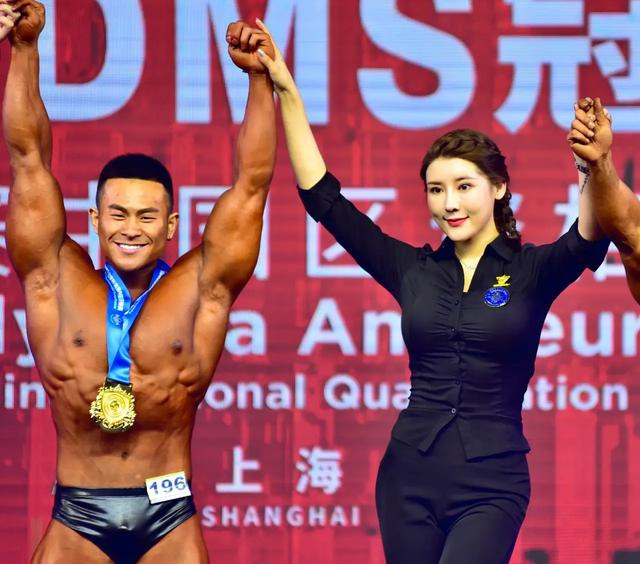“健身女神”刘太阳作为裁判亮相在上海举行的2021 DMS冠军杯|比基尼|选手|大使|明星|环球_新浪娱乐_新浪新闻