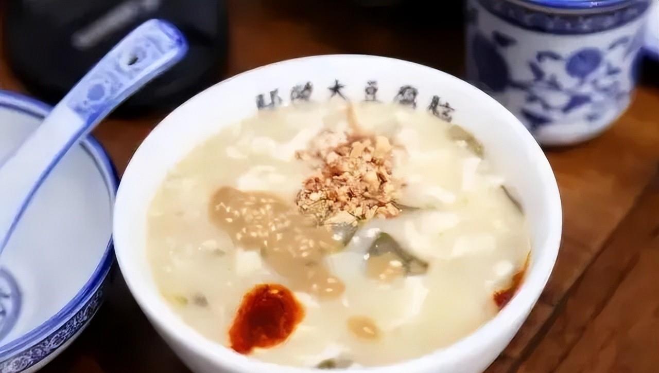 在许昌人的眼中,鄢陵的大豆腐脑儿是不可多得的美味,必须得搭配吊炉