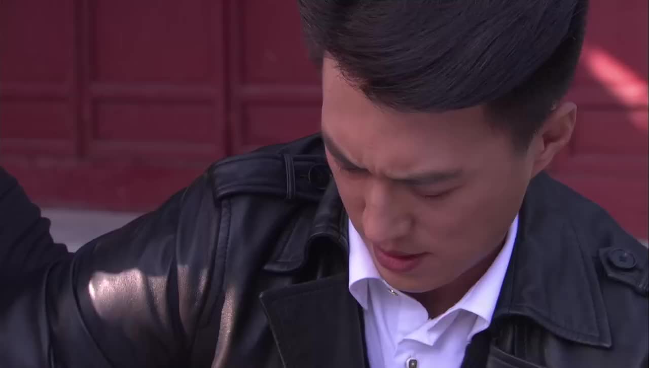 箭在弦上荣石为徐一航涂药徐一航拒绝荣石的好意