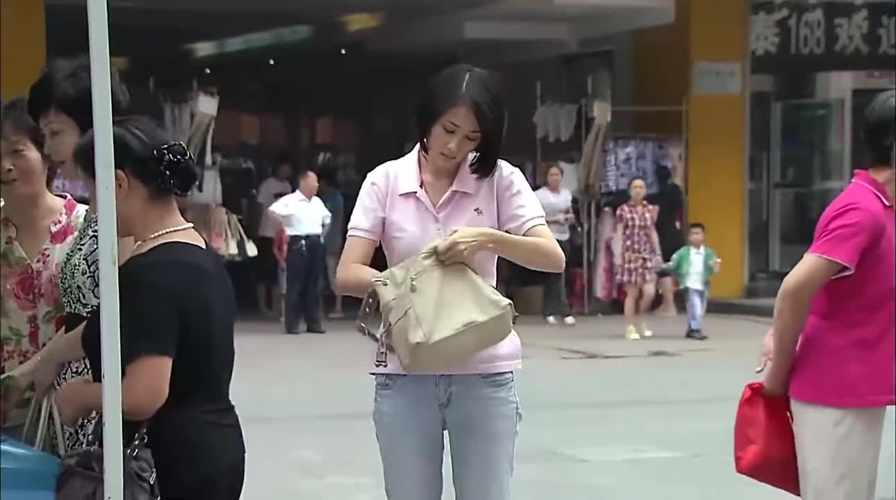 退伍兵路上听见美女抓小偷,见义勇为,结果抓住小偷时懵圈