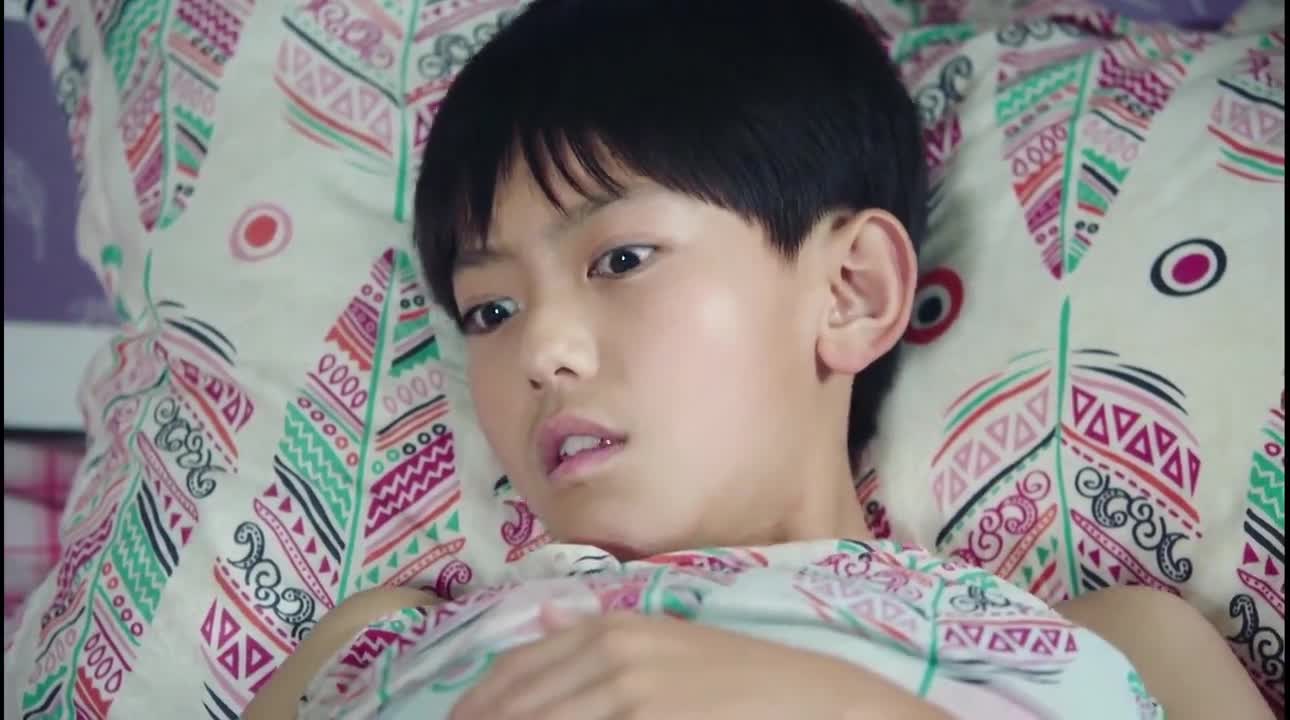 弟弟赖床不起姐姐看出不对劲一掀被子慌了