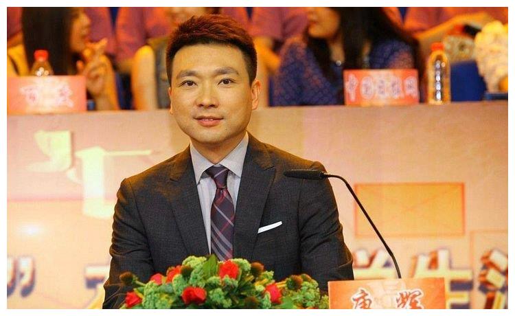 央视主持人李梓萌抢话康辉,康辉淡定救场,网友笑称"贷款上班"