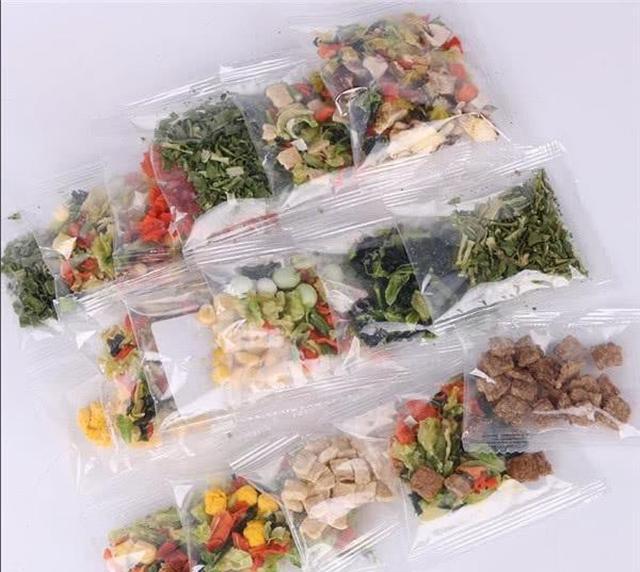 拆开100包脱水菜包,放进一桶方便面里,面会变得更好吃吗?