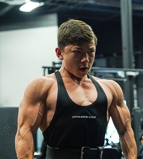 1米52少年健身如机器肩膀练出这个水平被疑到底使用了什么