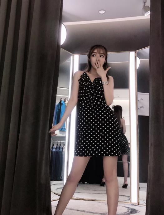 有种“出道”叫周扬青拍写真,凹造型秀身材,为了红是真拼了