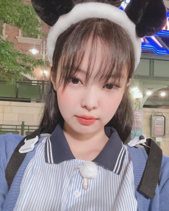 blackpink成员jennie发照 吹海洋球鼓嘴俏皮