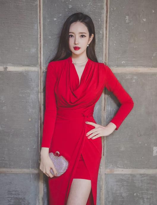 李妍静,一条红色的开叉连衣裙魅力十足