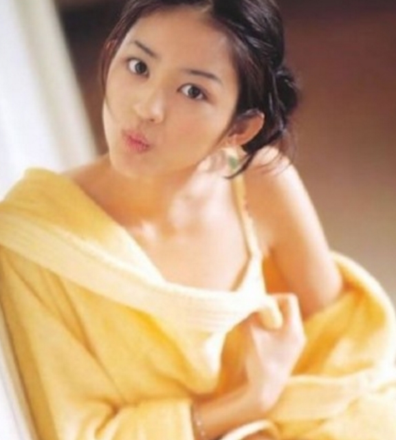 回看小泽真珠年轻时候的形象不仅是人长得美就连她的时尚品味也都是很