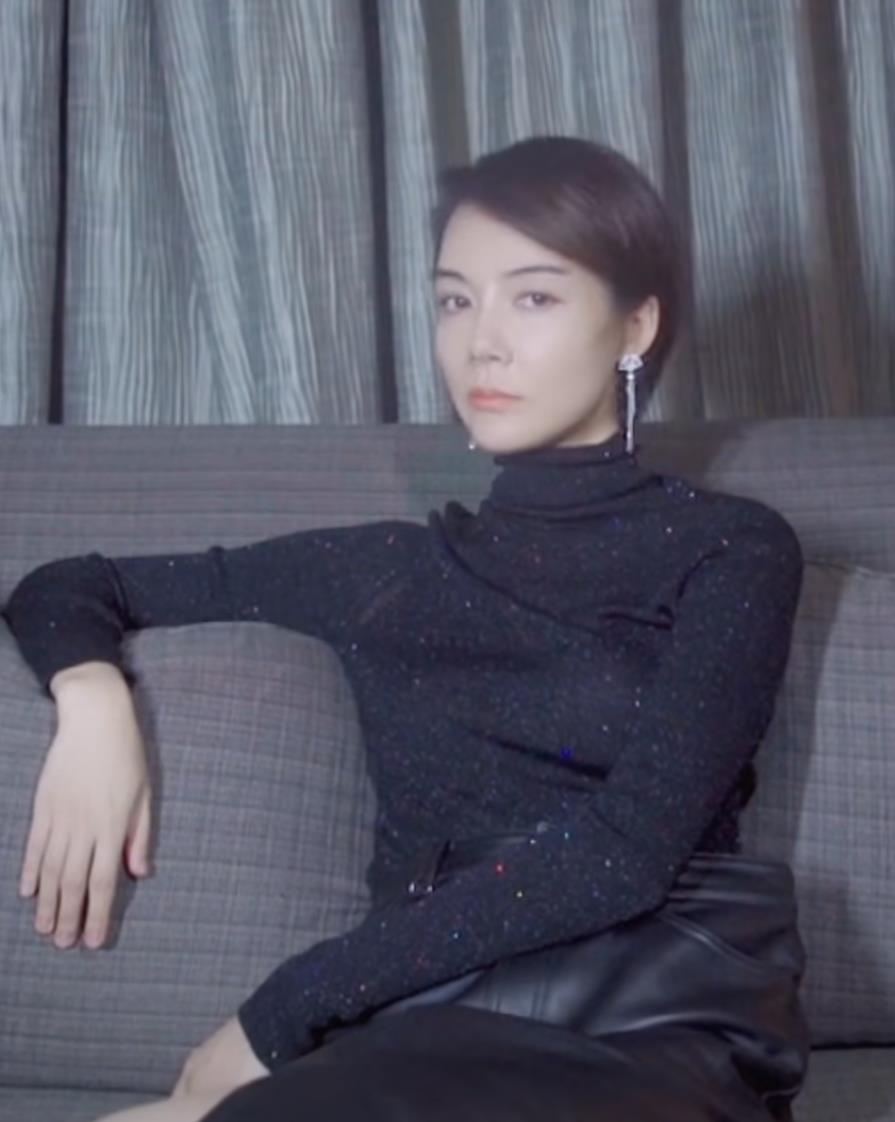 车晓罕见晒出近况炫酷变装冷艳豹纹装扮显得十分霸气