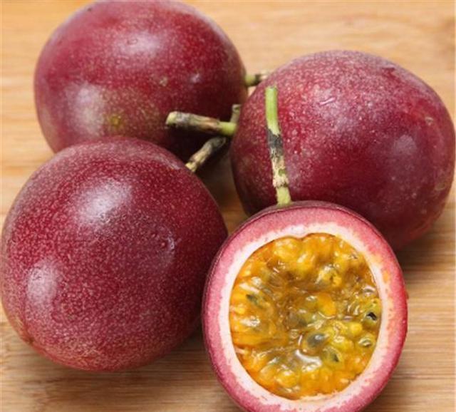 朋友送了一箱百香果没吃完只能放冰箱一天后竟有意外收获