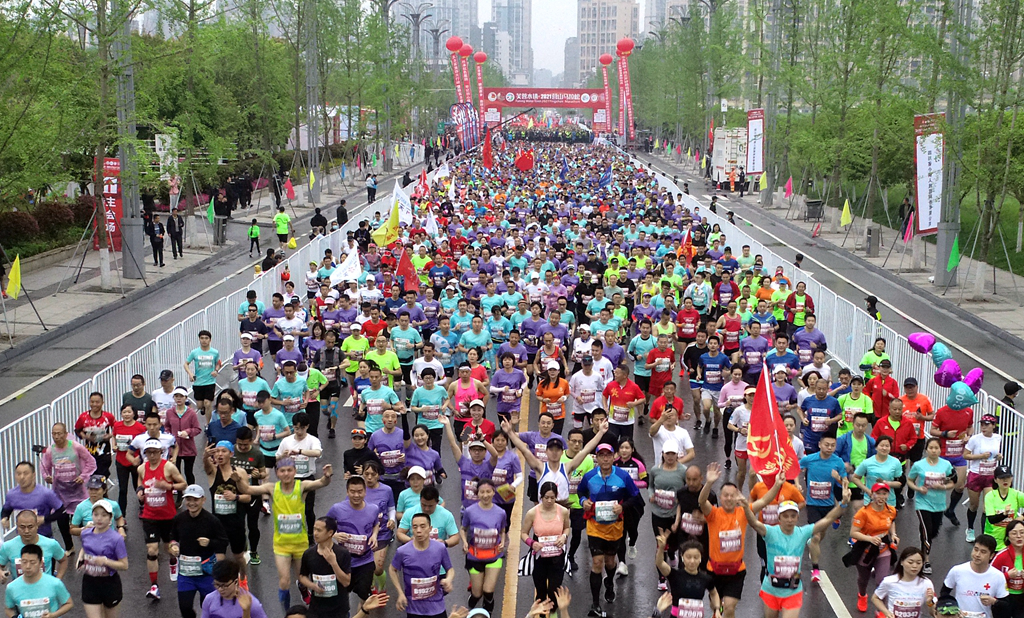 芙蓉水镇2021营山马拉松赛鸣枪起跑