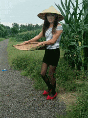 我问爸爸照片中站在他旁边的那位年轻叔叔是谁？他说那是你妈！休闲区蓝鸢梦想 - Www.slyday.coM