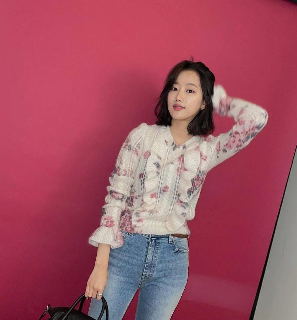 剪完短发的李娜恩私服搭配太有气质,元气满满表现力依旧满分