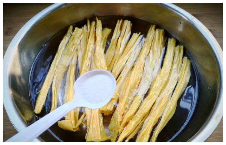 泡腐竹,别再直接用冷水泡!多做1步,只需5分钟,柔软筋道无白芯