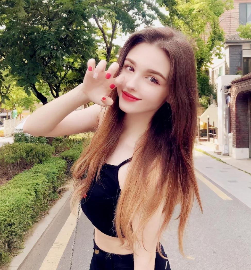 乌兹别克斯坦清新女神空灵气质凹凸身材搭配一字肩美成仙