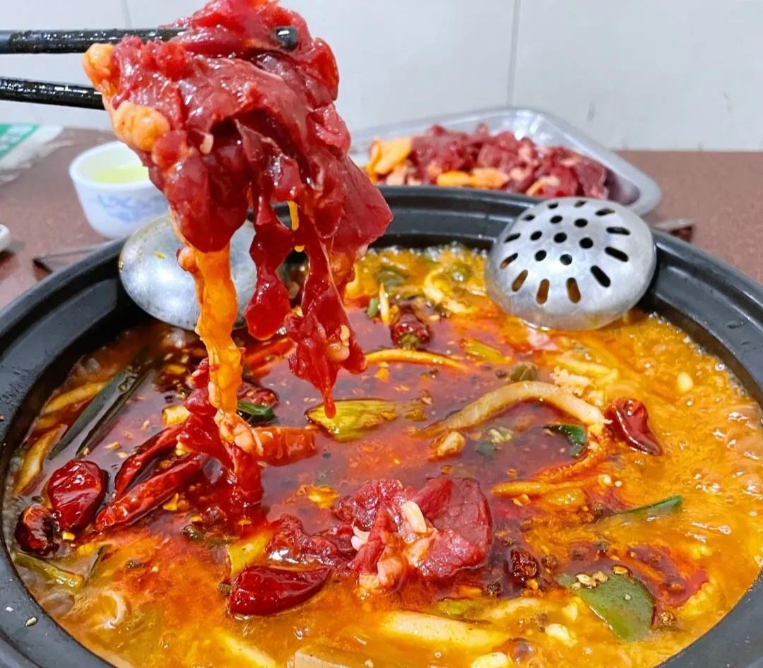 本地人:放着我来吃可是在本地人看来,这些酸汤牛肉火锅,简直就是人间