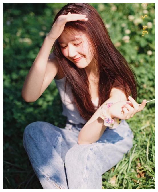 赵露思真是太清纯了,颜值可爱让人"上瘾",笑起来时更是甜