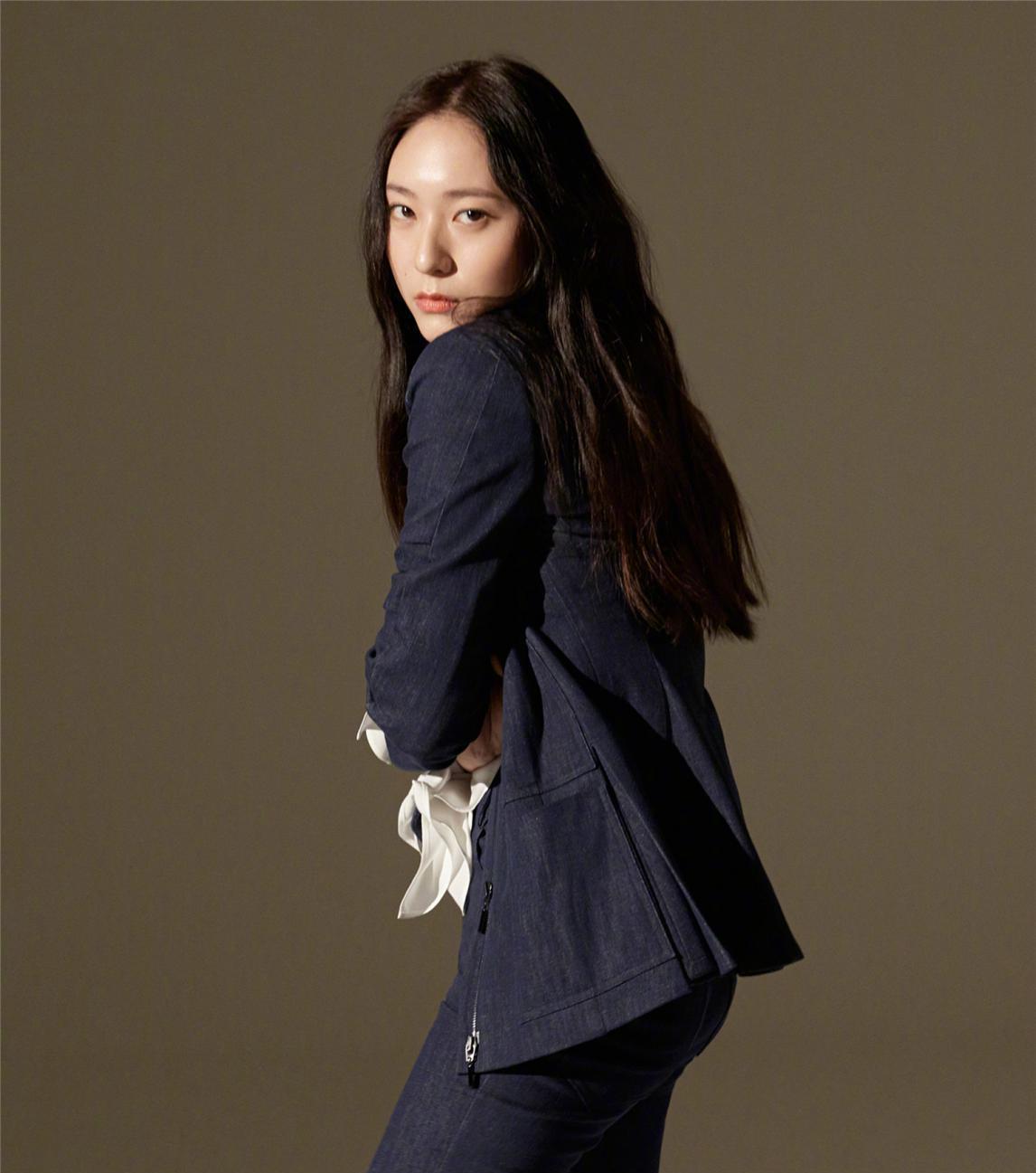 郑秀晶终于活动了,极简套装配卷发高级又撩人,天生的焦点