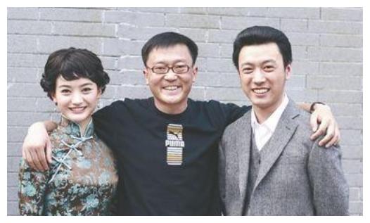 她是《潜伏》中的晚秋,出道多年不温不火,嫁给导演低调幸福