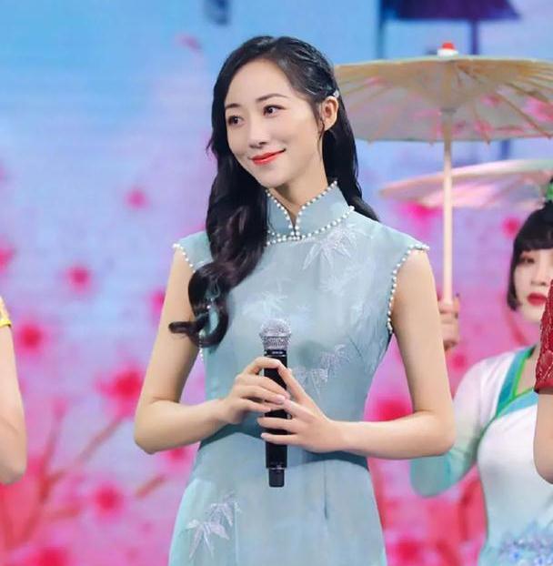 从刘亦菲和韩雪这两套衣服上看,也不难发现,带青花瓷花纹的亮面旗袍