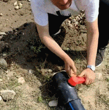 我问爸爸照片中站在他旁边的那位年轻叔叔是谁？他说那是你妈！休闲区蓝鸢梦想 - Www.slyday.coM