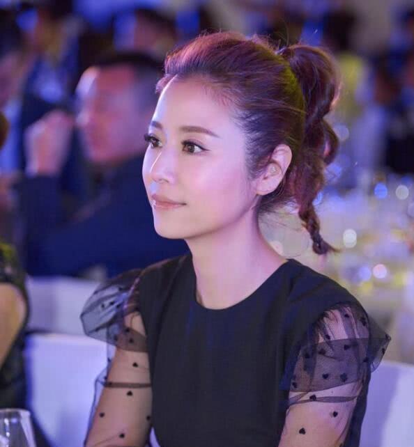 林心如一身黑色look现身,扎马尾清新减龄,42岁美回18岁_高清图集_新浪