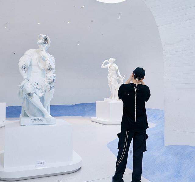 陈飞宇专注看展览变文艺少年"背影杀"帅气无敌撩人于无形_高清图集