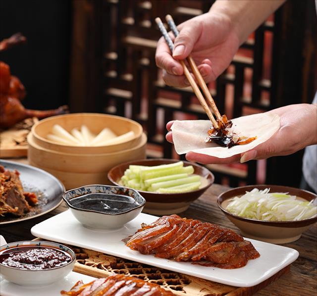 北京烤鸭主要有三种吃法,搭配不同的作料——第一种:用筷子挑一点