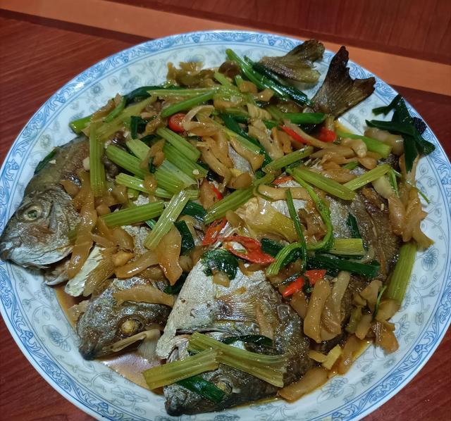 茂名美食之家常菜榨菜焖泥猛鱼有你有爱吃出生活的味道