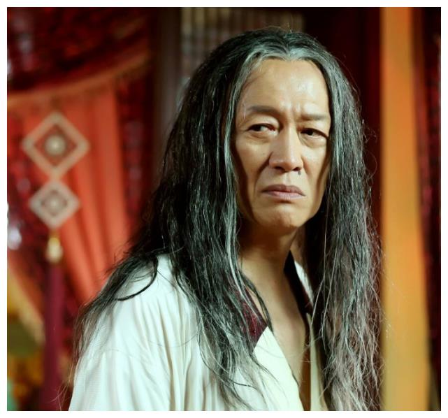 57岁娶了22岁学生,60岁喜获龙凤胎,年近70为奶粉钱不停接戏