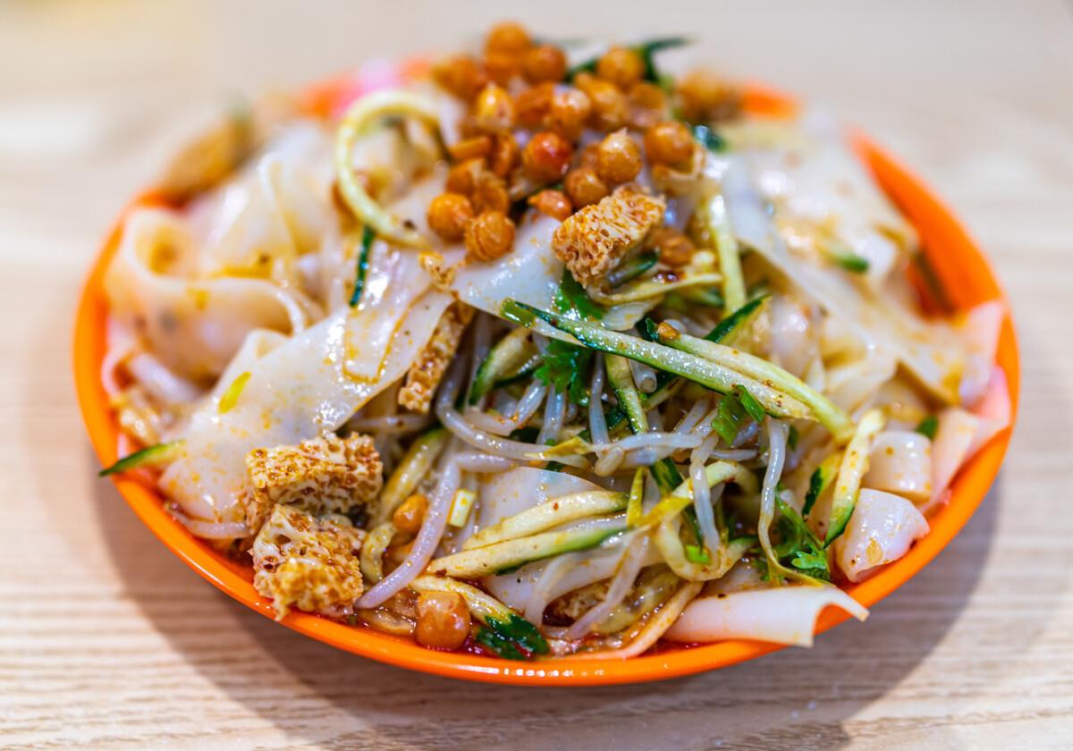 小摊上的凉皮为什么那么好吃?那是你少了这关键的一碗“大料水”__财经头条