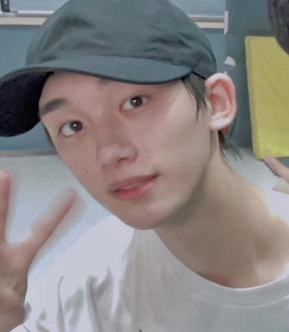 4/ 9贺峻霖在照片的最右侧,只拍到了半张脸.