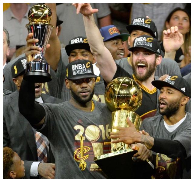 骑士夺冠5周年庆祝老詹转发总决集锦更衣室画面多美好的时光