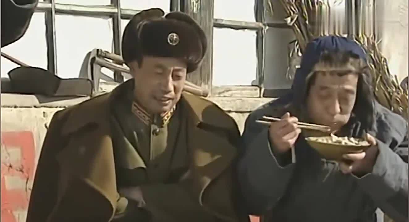 石光荣回蘑菇屯老家探亲,殿文听到石光荣的工资,饭都喷出来了!