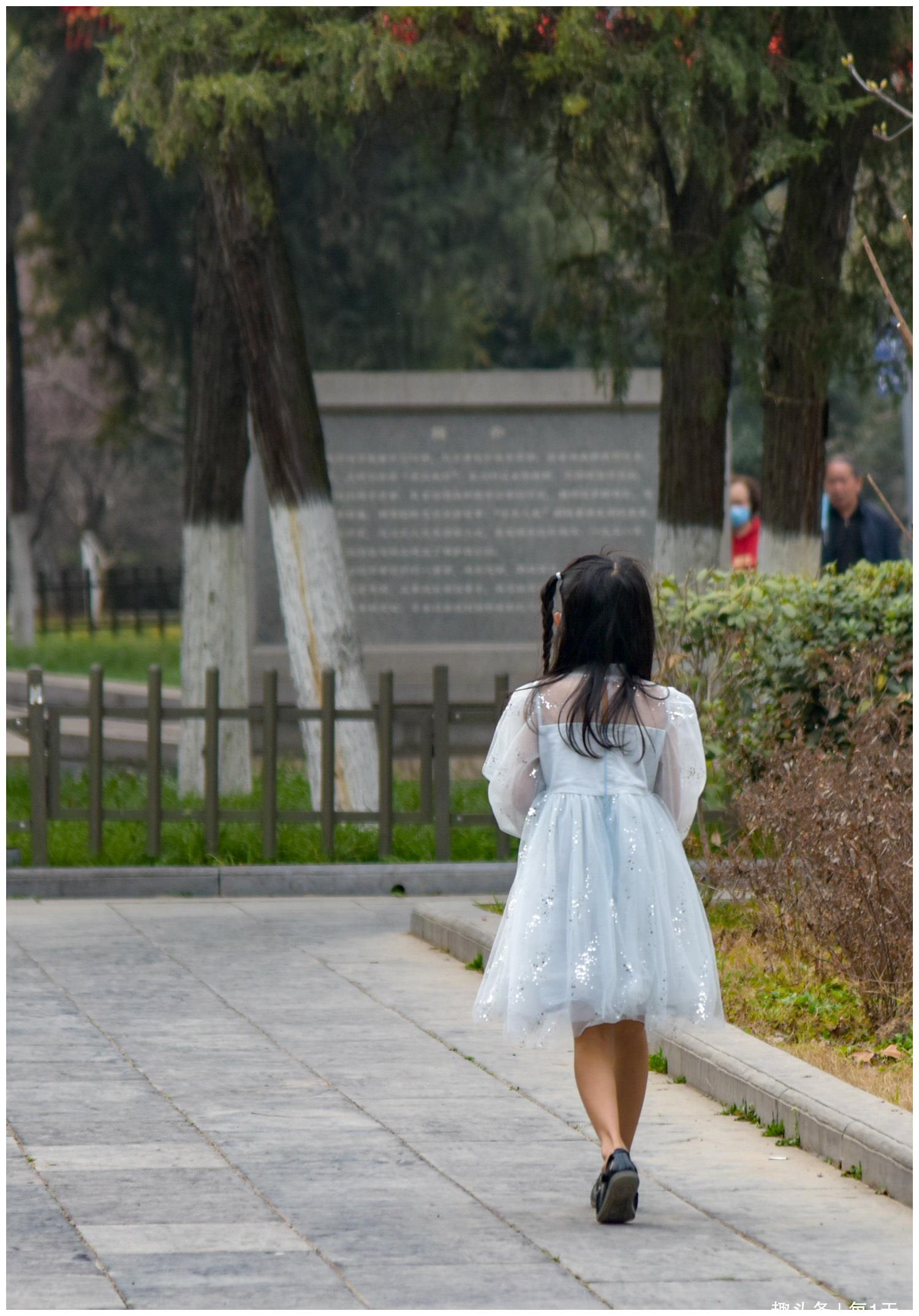 西安午後天氣暖和 女孩都穿裙子了