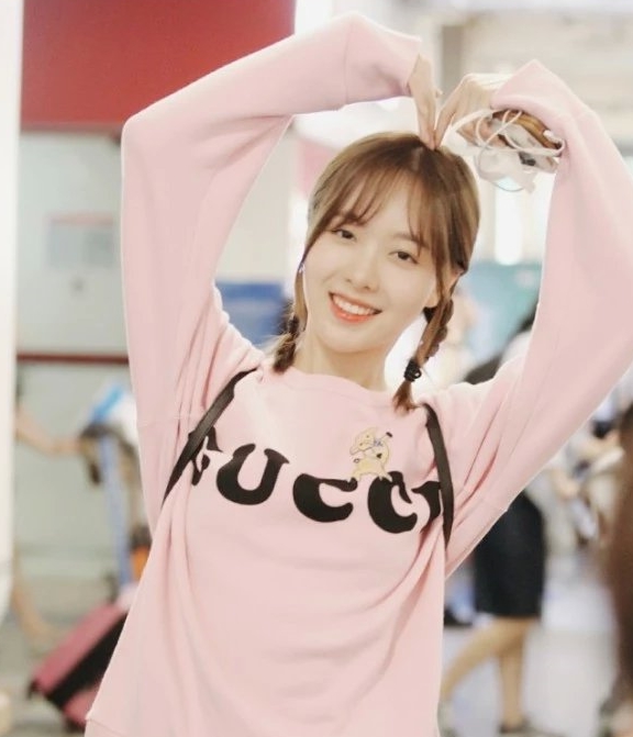 赵尧珂的这套搭配给人感觉就甜美很多,像个18岁的