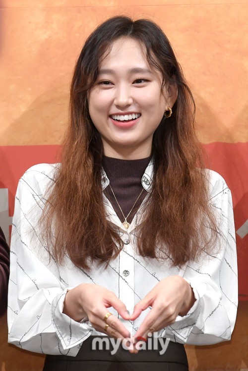 韩国艺人赵震雄,金喜爱,刘慧英将携手出演电影《dead man》.