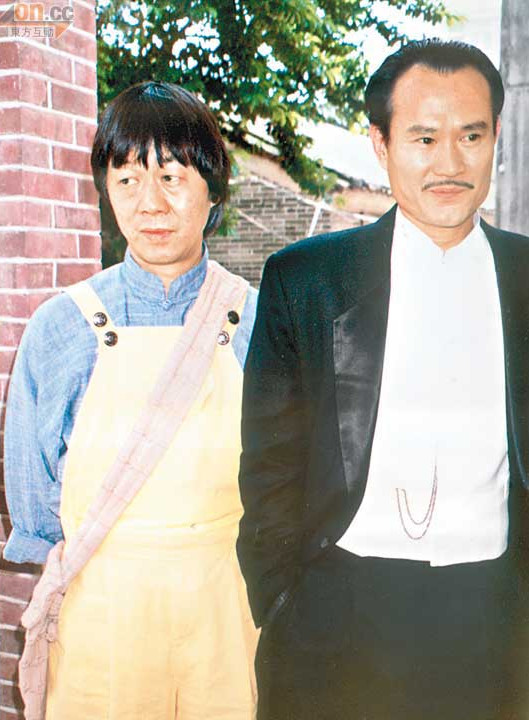 78岁许冠文获颁杰出艺术贡献奖,现场与汪明荃上演隔空亲吻
