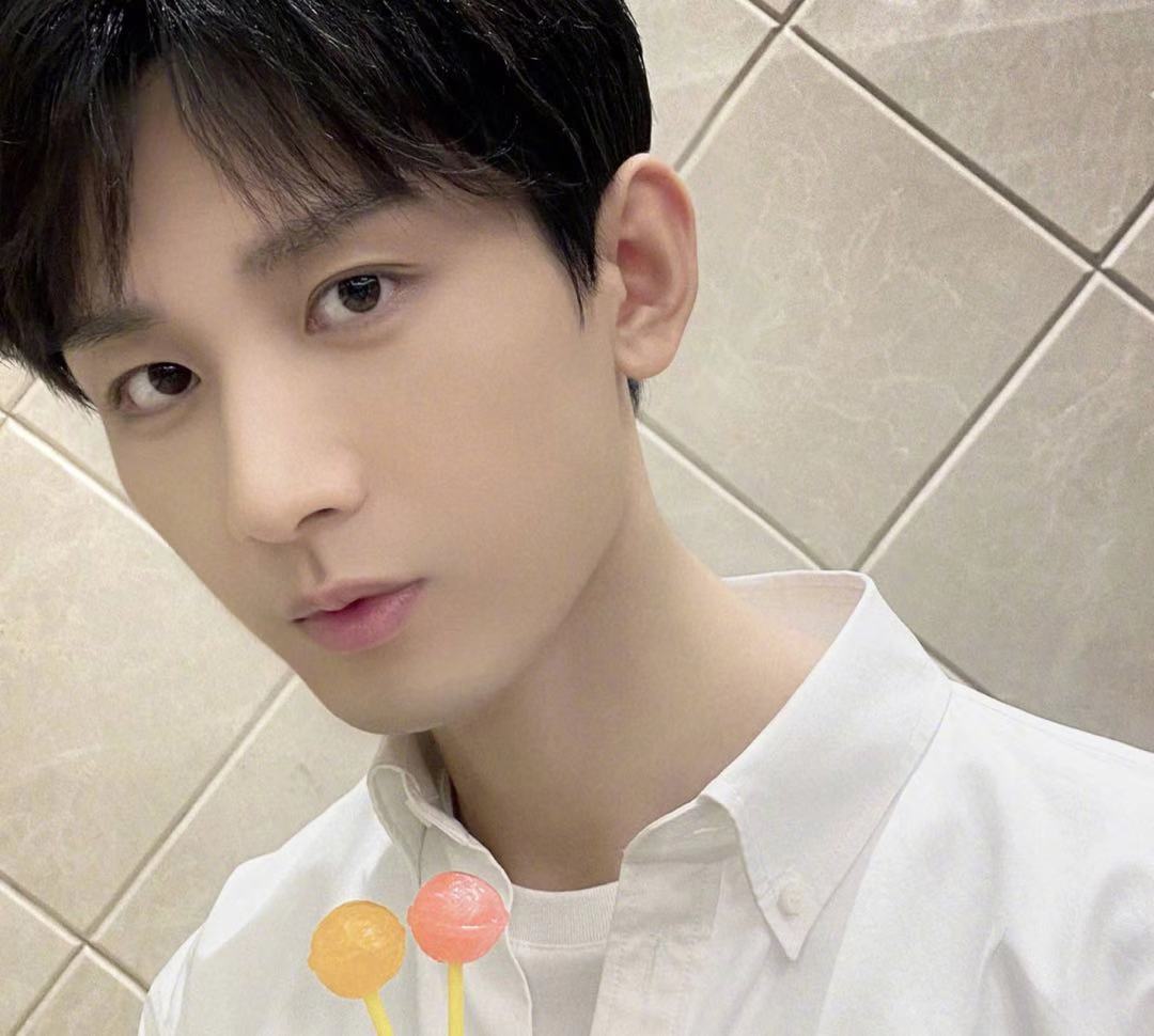 成毅杀马特旧照辣眼睛,一直喜欢嘟嘴拍照,网友调侃越长越帅