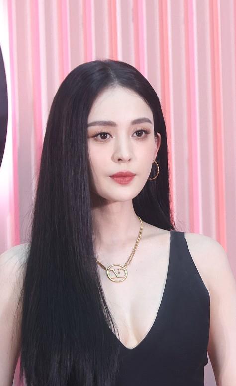 古力娜扎黑长直配黑色长裙有些"认不出",清纯魅惑集一身,美__财经头条