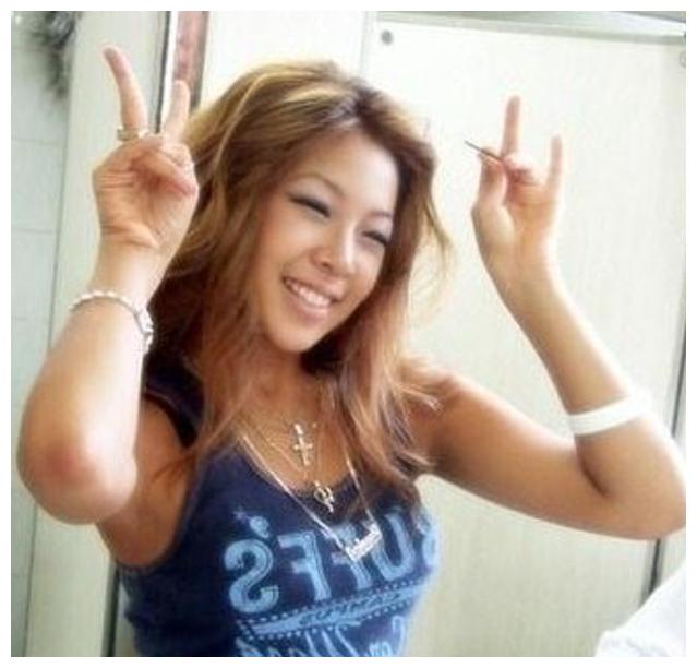 jessi出道前的清纯照片在网上流传后,不少网友都被她清纯的外貌惊艳到