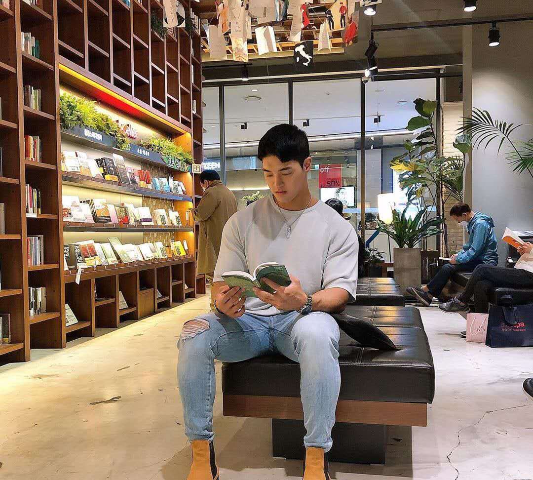 当肌肉型男被画成漫画是什么样?一身筋肉依旧让满屏充满男友力