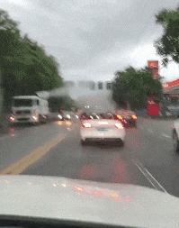 我问爸爸照片中站在他旁边的那位年轻叔叔是谁？他说那是你妈！休闲区蓝鸢梦想 - Www.slyday.coM