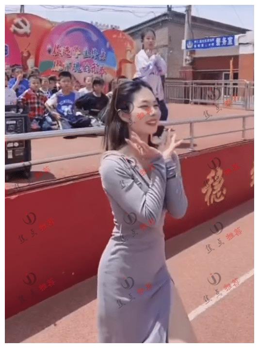 六一节女教师穿高开叉裙子跳舞，网友：现在老师都怎么了？休闲区蓝鸢梦想 - Www.slyday.coM