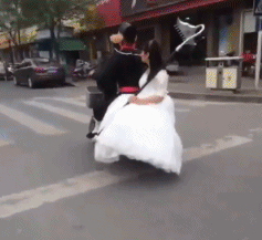 我问爸爸照片中站在他旁边的那位年轻叔叔是谁？他说那是你妈！休闲区蓝鸢梦想 - Www.slyday.coM