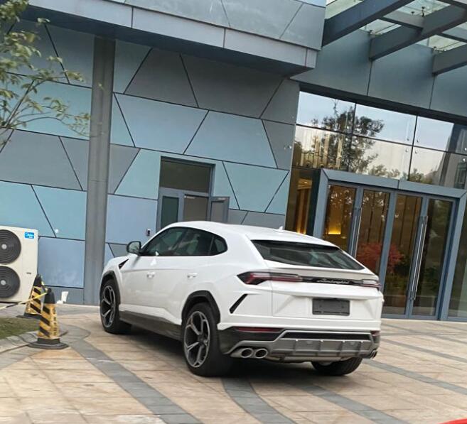 南通普贤路街头实拍兰博基尼urus,白色车身略显低调!