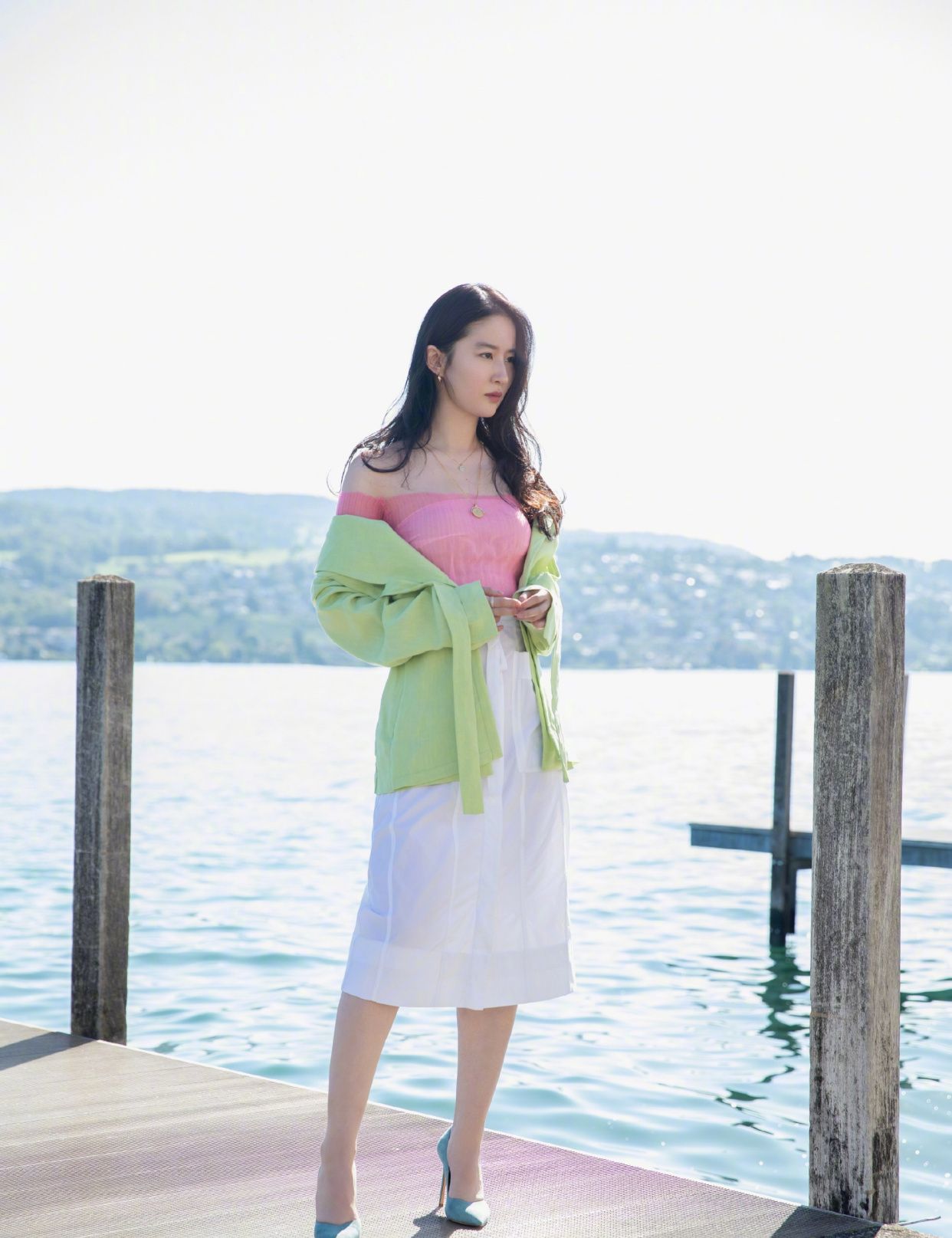 32岁刘亦菲海边写真曝光,大胆挑战红配绿,被指靠气质取胜_高清图集